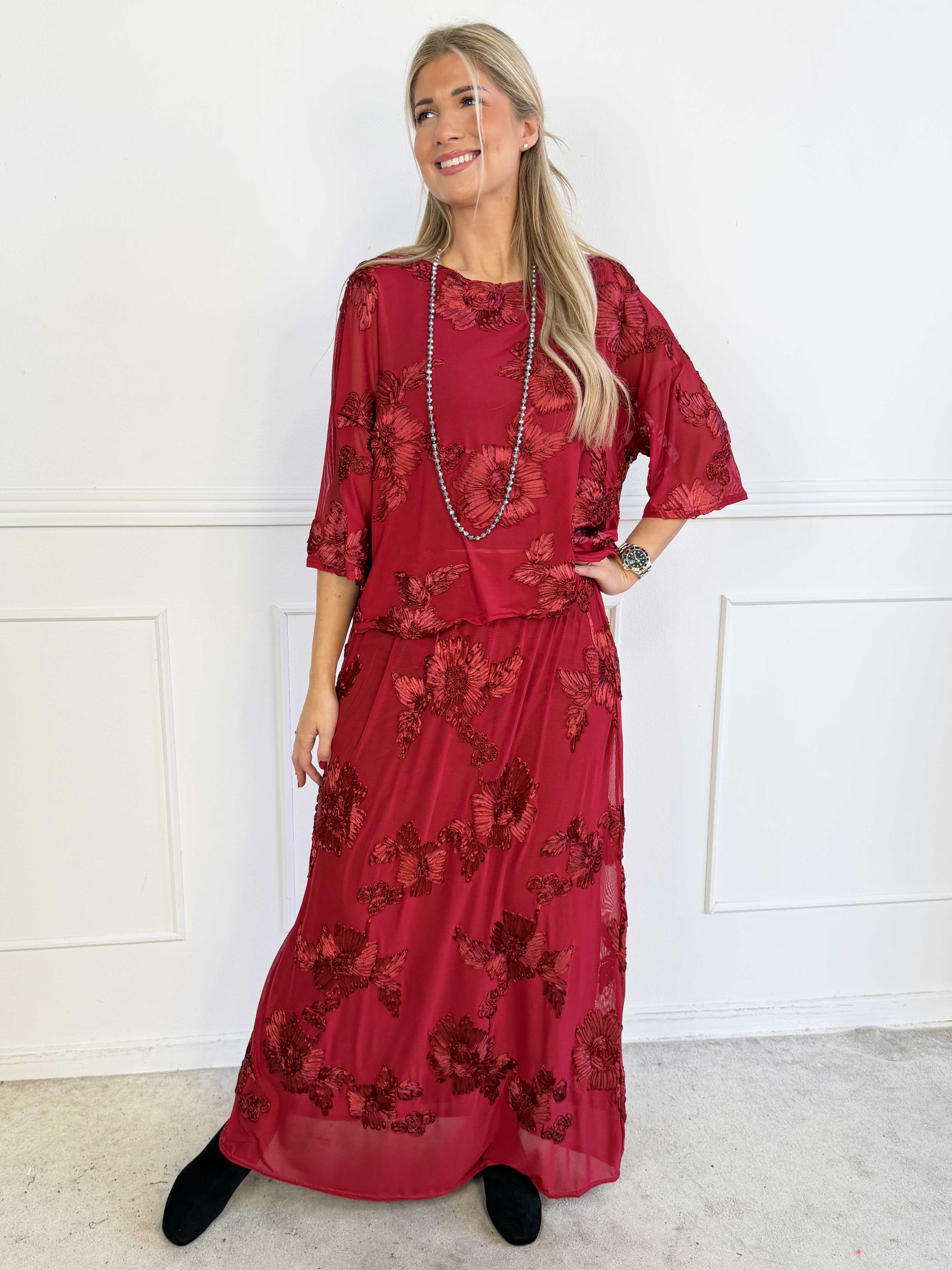 Silke Flora - Feminin kjol i lätt mesh med fina blomstermotiv som ger en elegant och romantisk look